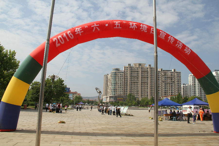 在市中廣場開展大型六五環(huán)境日宣傳活動.jpg